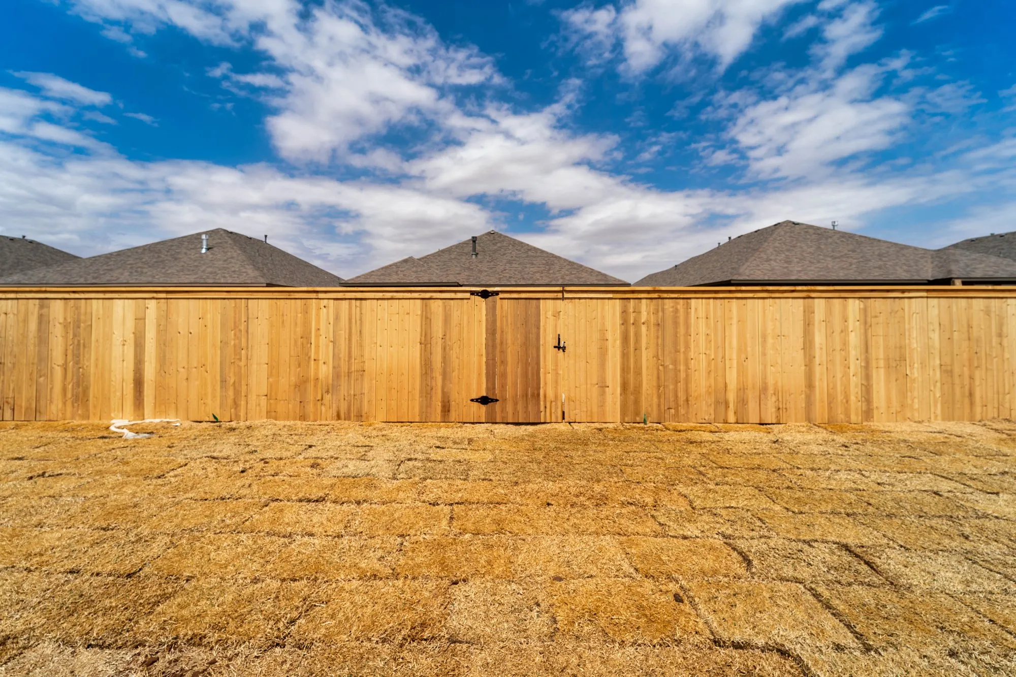 6 ft capped cedar privacy fence with a cedar top cap in a Lubbock backyard
