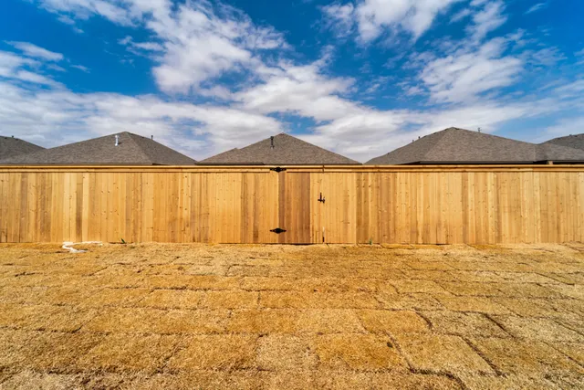 6 ft capped cedar privacy fence with a cedar top cap in a new Lubbock backyard
